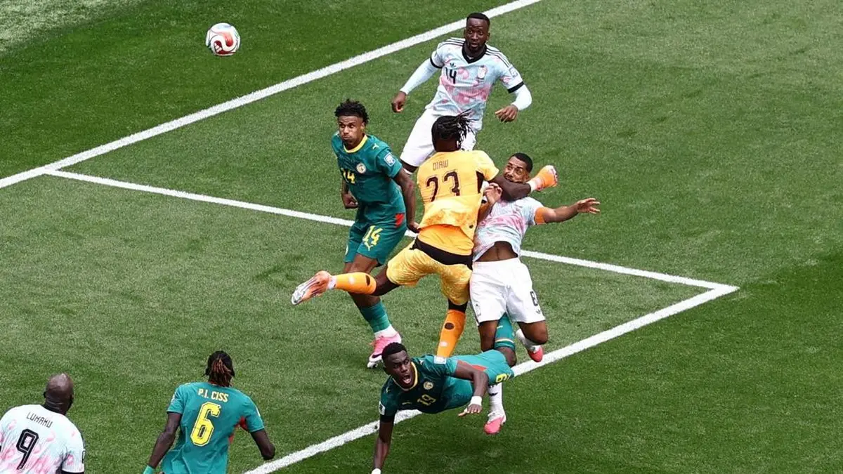 SUNDULAN: Pemain Timnas Belgia, Youri Tielemans saat membobol gawang Senegal lewat sundulan pada laga babak 32 besar Piala Dunia 2026, Kamis (2/7).&nbsp;
(AFP)&nbsp;