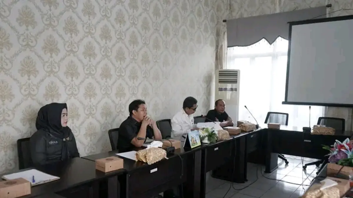 APBD 2025: Komisi III DPRD HSS dalam rapat lanjutan pembahasan Raperda Pertanggungjawaban APBD 2025 bersama mitra kerja.(Foto: DPRD HSS)&nbsp;