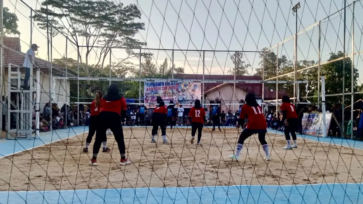 BERTANDING: Laga pertama pertandingan di Turnamen Kapolsek Cup 2026 Kotabaru.
Foto: Polsek Pulau Laut Tengah.&nbsp;