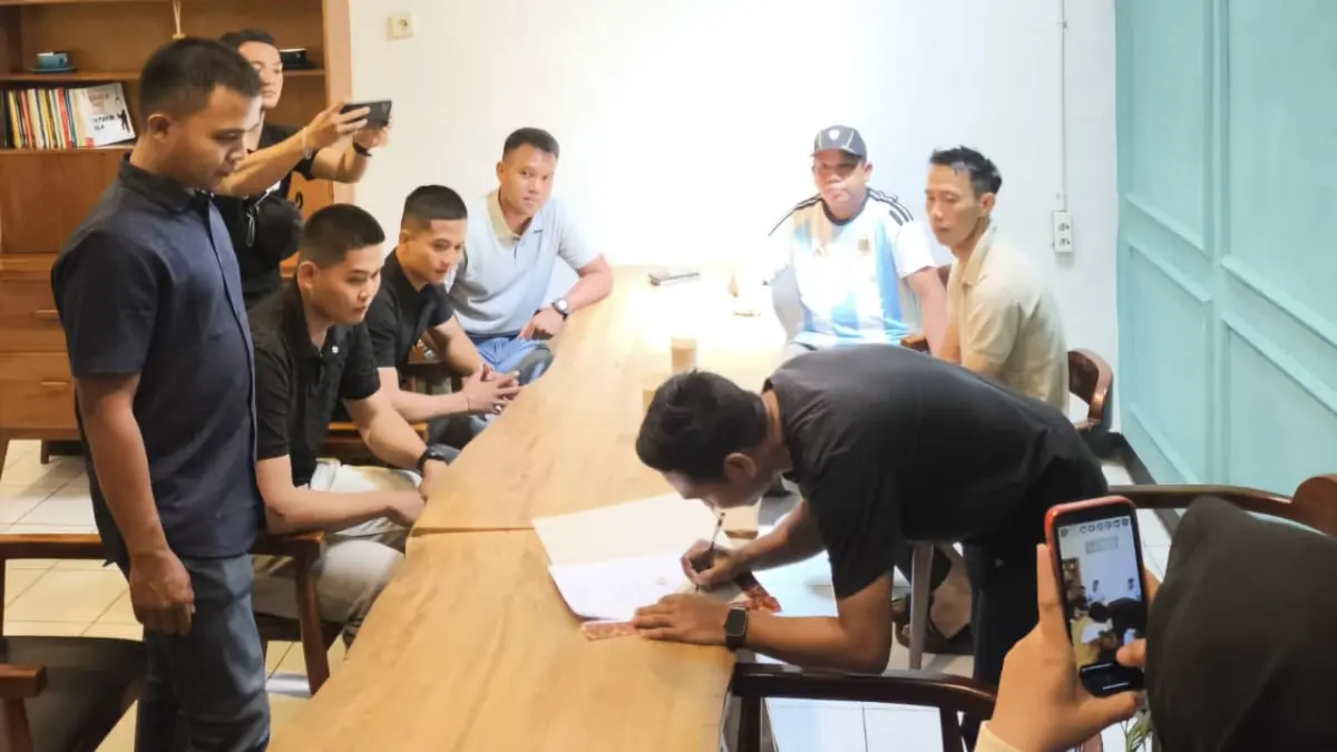 DAMAI: Penandatanganan surat perdamaian antara tim Antaluddin FC dengan Wasit Bupati HST Cup di salah satu kafe. 
