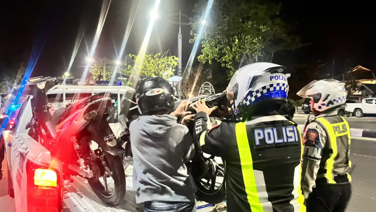 DIAMANKAN: Petugas Satlantas Polresta Banjarmasin mengangkut tiga sepeda motor yang diduga digunakan untuk balap liar dan tidak memenuhi standar kelengkapan untuk dilakukan penindakan, Sabtu (4/7) dini hari. // Satlantas untuk Radar Banjarmasin.