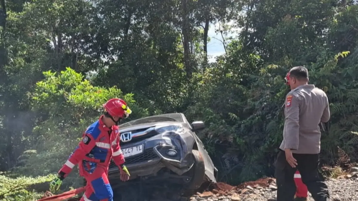EVAKUASI: Petugas DPKP Kabupaten Banjar bersama aparat kepolisian dan lainnya bahu-membahu mengevakuasi mobil yang terperosok ke jurang di area parkir paralayang Tahura Sultan Adam, Jumat (3/7/2026). (DPKP BANJAR)