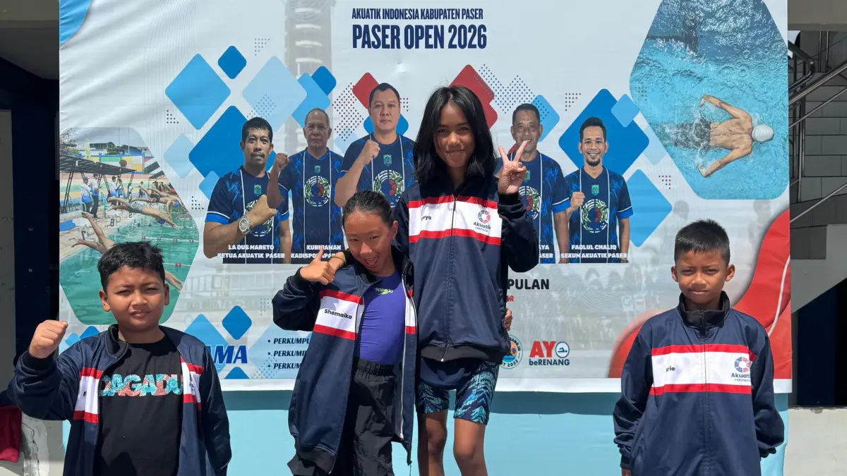 Atlet Patimura Swimming Club Banjarmasin, Maika Hardeson Topik, bersama owner dan pelatih Muhammad Seman usai meraih medali perak dan perunggu dalam Kejuaraan Renang Paser Open ke-4 yang berlangsung 3-5 Juli 2026 di Kolam Renang Awa Selangui, Tanah Grogot, Kabupaten Paser, Kalimantan Timur. (dok Patimura)