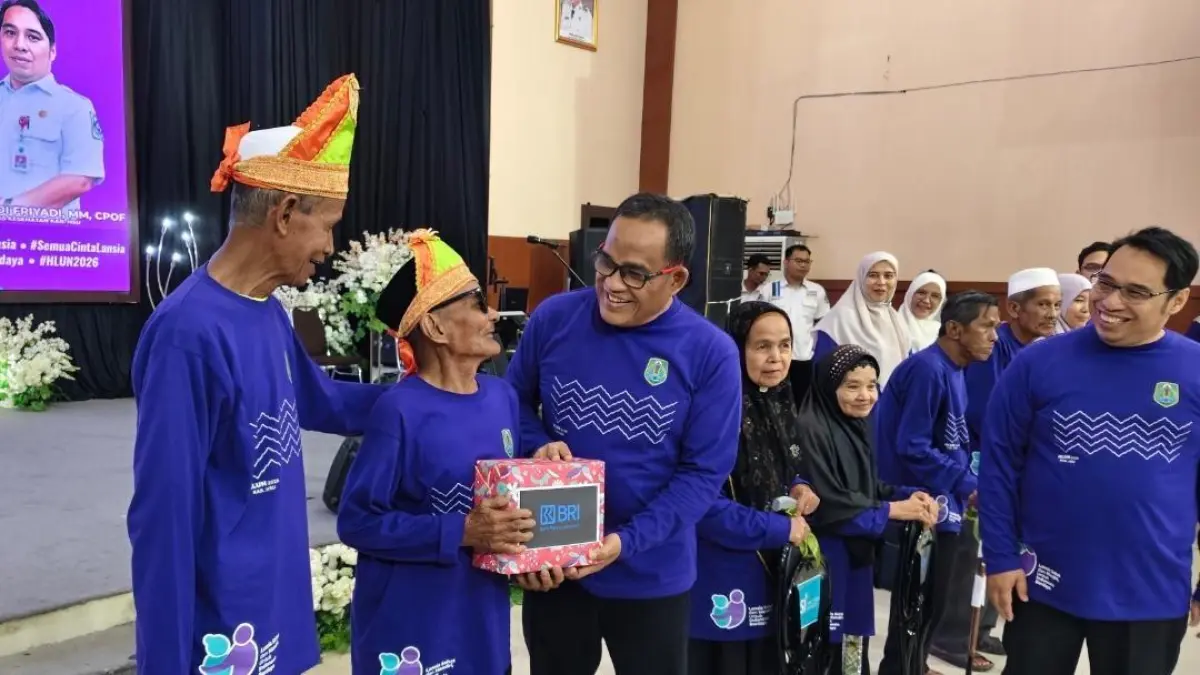 MOMEN: Bupati HSU, H Sahrujani didampingi Kadinkes HSU, dr Moch Yandi hadir pada Puncak Peringatan Hari Lanjut Usia Nasional (HLUN) ke-30 Tahun 2026 di Aula KH Dr Idham Chalid, Rabu (2/7/2026).(Foto: Pemkab HSU)&nbsp;