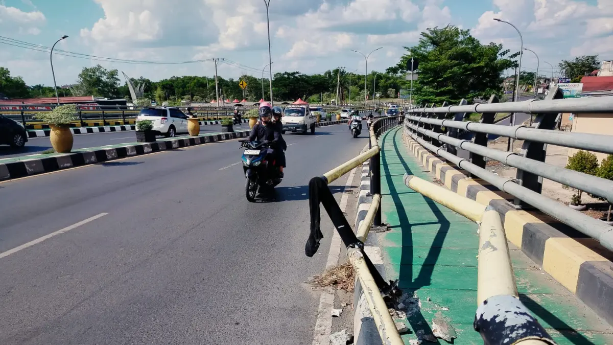 NYARIS COPOT: Pagar pembatas jalur pejalan kaki Jembatan Basit patah dan menjurus ke tengah jembatan, diduga akibat ditabrak kendaraan berat.(Foto: Maulana/Radar Banjarmasin)&nbsp;