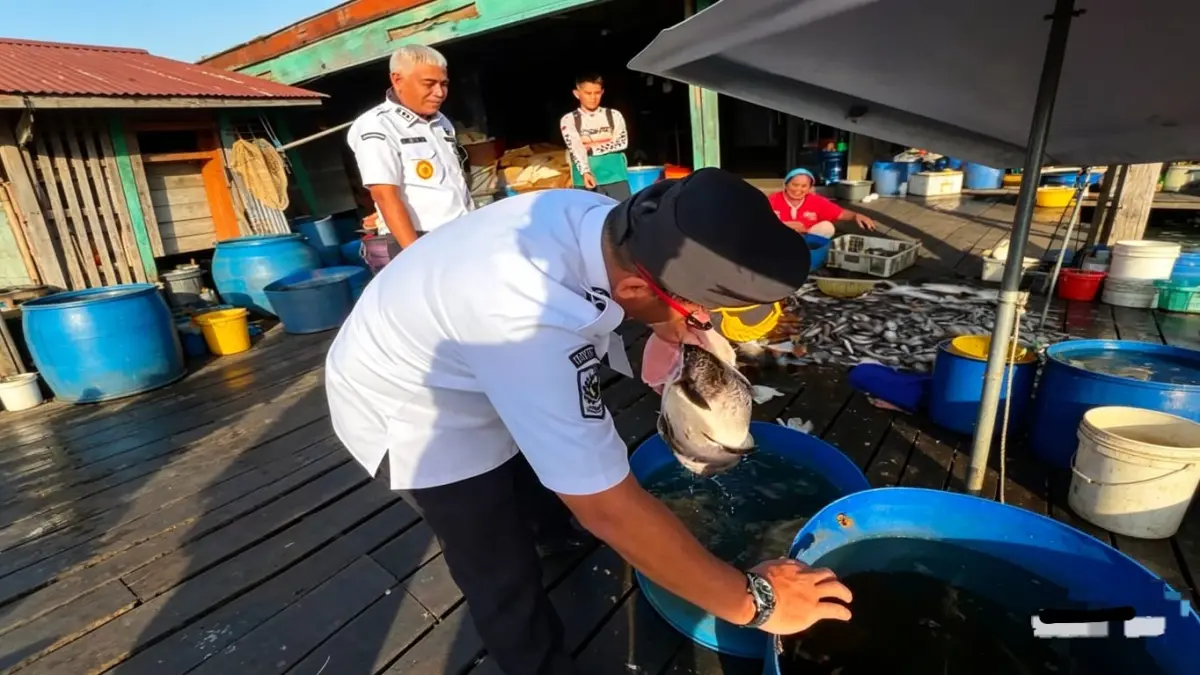 POTENSI: Bupati HSU H Satrujani dan Wabup Hero Setiawan meninjau usaha ikan asin masyakarat di Desa Kalumpang Dalam, Kecamatan Babirik. (Foto: M.Akbar)