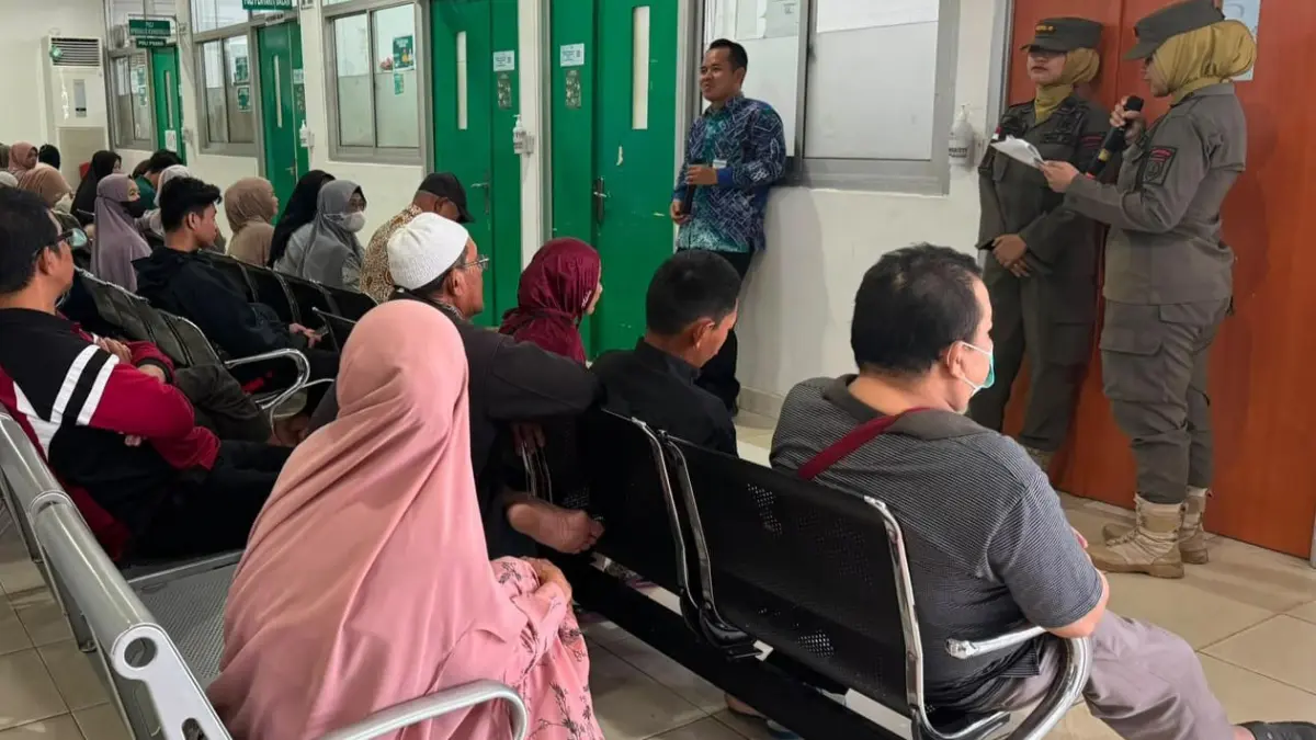 RAZIA RUMAH SAKIT: Petugas Satpol PP Balangan saat melakukan razia penegakan aturan Kawasan Tanpa Rokok di lingkungan RSUD Datu Kandang Haji.