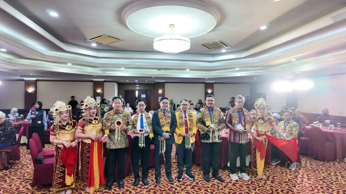KEBERSAMAAN: Wakil Rektor Bidang Perencanaan, Keuangan, dan Umum ULM, Direktur Pascasarjana ULM, Kepala LLDIKTI Wilayah XI Kalimantan, Ketua FORPIMPAS Indonesia, serta pimpinan pascasarjana dari berbagai perguruan tinggi di Indonesia berfoto bersama usai pembukaan Rakernas FORPIMPAS Indonesia di Ballroom Swiss-Belhotel Borneo Banjarmasin, Senin (6/7/2026).