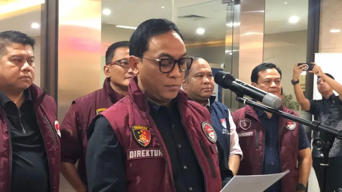 BERI KETERANGAN: Dirtipidnarkoba Bareskrim Polri Brigjen Pol Eko Hadi Santoso menyampaikan keterangan kepada awak media pada Jumat (19/6). (Sahrul Yunizar/Jawa Pos)