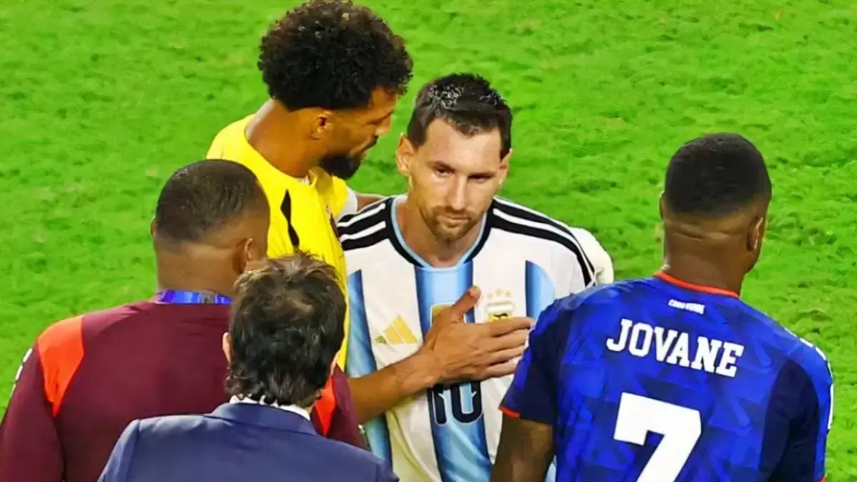 BERSAMA: Vozinha bersama Lionel Messi setelah Argentina mengalahkan Tanjung Verde di Piala Dunia 2026.