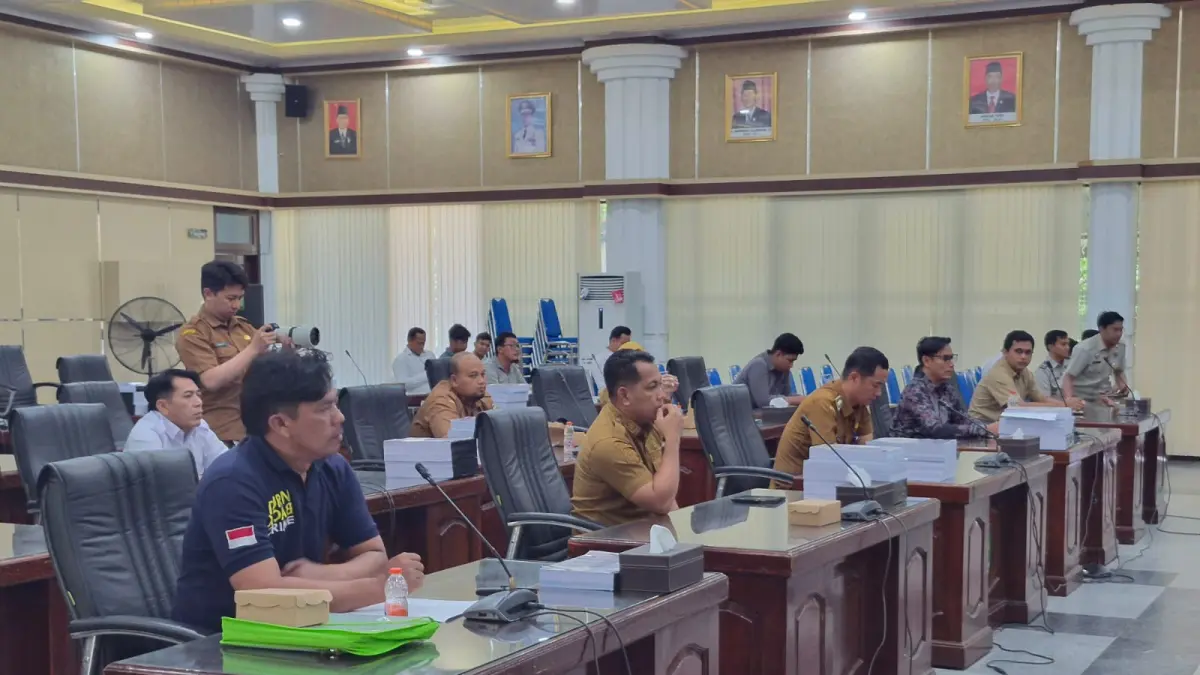 CARI SOLUSI : Kepala Desa Pandan Sari Yuli bersama warganya mengikuti RDP yang digelar Komisi I DPRD Tala untuk mencari solusi sengketa lahan antara PT KJW dengan warga Pandan Sari. (Foto : Norsalim Yahya/Radar Banjarmasin)