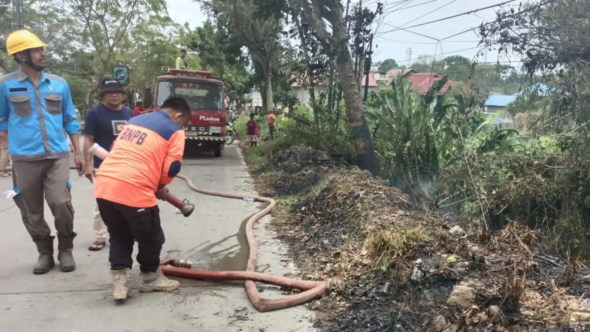 CUACA EKSTREM: Personel BPBD Kabupaten Balangan saat memadamkan karhutla.