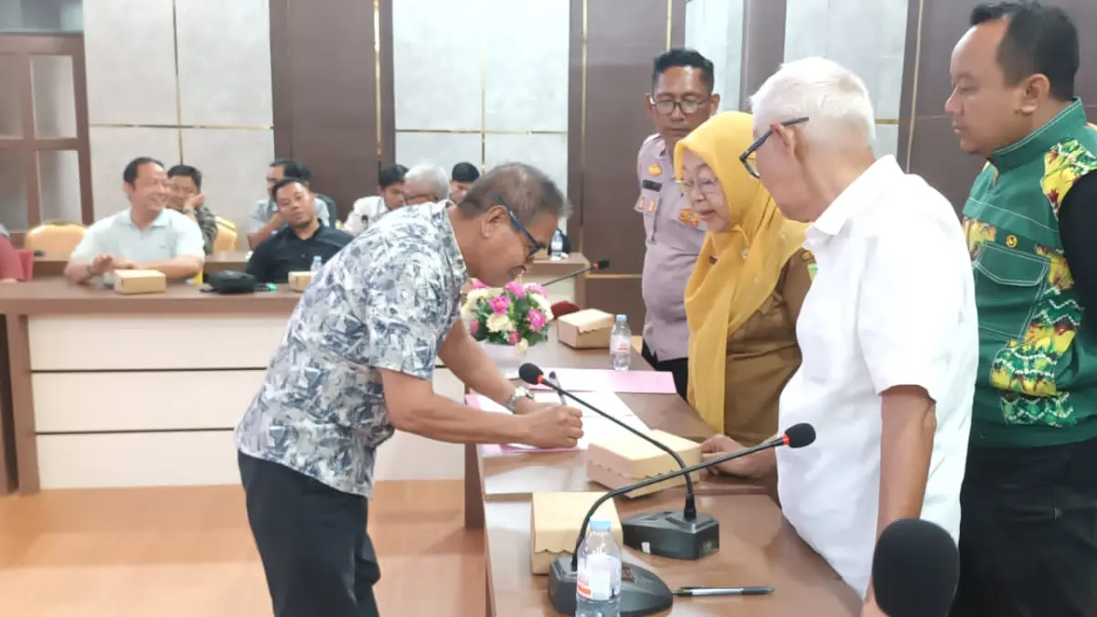 DIKUMPULKAN : Para pemilik SPBU di Tabalong saat hadir di pertemuan membahas masalah panjangnya antrean BBM jenis pertalite. (Foto: Ibnu Dwi Wahyudi/ Radar Banjarmasin)