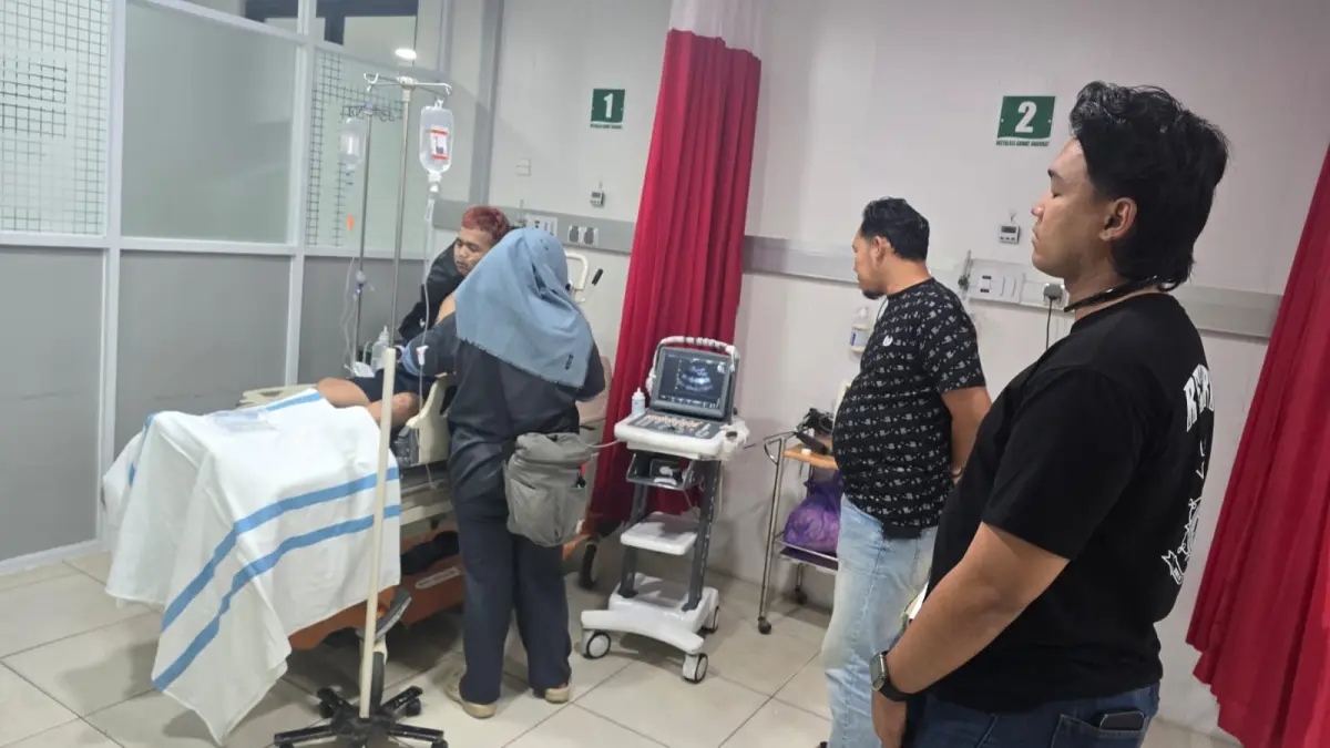 DITIKAM: Polisi meminta keterangan korban yang menjalani perawatan di RSUD Ulin Banjarmasin setelah mengalami luka tusuk dalam insiden usai nonton bareng sepak bola. (Foto: Polsek Banjarmasin Tengah untuk Radar Banjarmasin)
