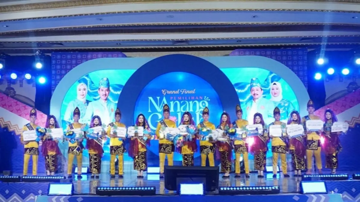 DUTA WISATA BARU: Jajaran pemenang Pemilihan Nanang Galuh Kabupaten Banjar 2026 berpose bersama menunjukkan piala dan hadiah pembinaan usai malam grand final di Ballroom Hotel Grand Qin Banjarbaru, Sabtu (5/7). 