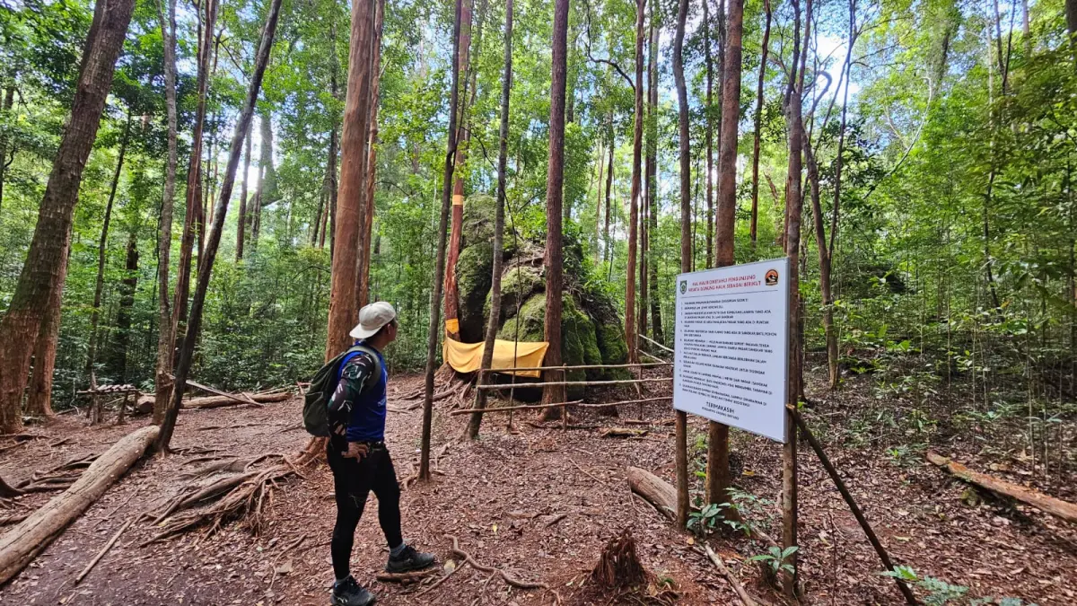 JALUR PENDAKIAN: Para pendaki yang menyusuri jalur pendakian di kawasan Gunung Hauk, Desa Ajung. Saat ini jalurnya ditutup sementara oleh pengelola guna evaluasi kebersihan wisata dan perbaikan infrastruktur jembatan. (M Dirga/ Radar Banjarmasin)