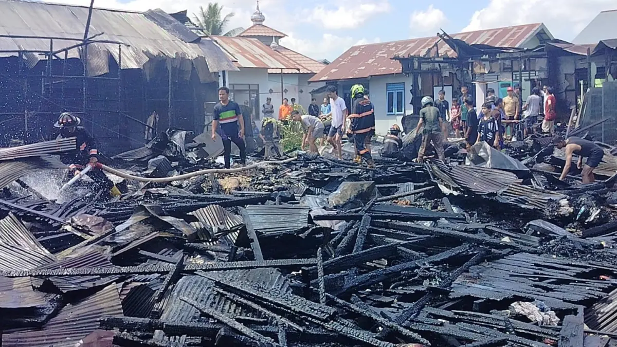 KEBAKARAN: Relawan pemadam berjibaku memadamkan kobaran api yang menghanguskan enam rumah di Gang Karya Mulia, Alalak Tengah, Banjarmasin Utara.