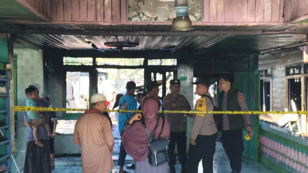 Kebakaran yang menghanguskan dua rumah warga di Desa Palimbangan RT 03, Kecamatan Haur Gading, Senin (6/7/2026). (Damkar HSU)