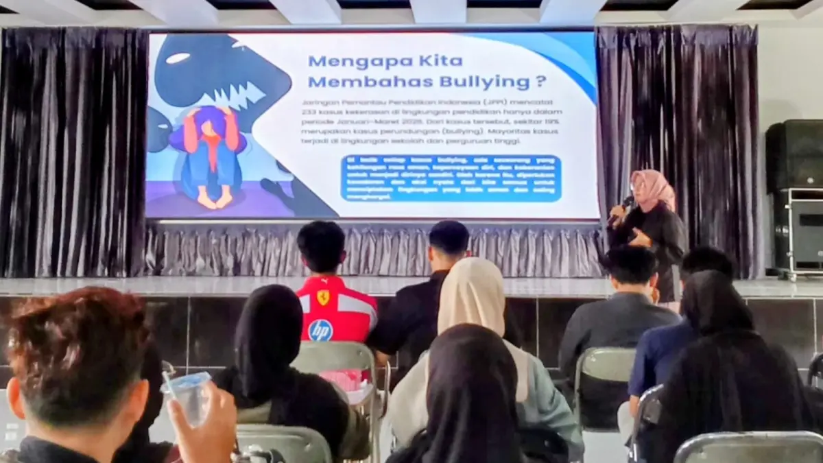 KULIAH: Mahasiswi salah satu perguruan tinggi swasta di Amuntai mengikuti kegiatan akademik sebagai bagian dari proses pembelajaran di kampus. (Foto: M. Akbar/Radar Banjarmasin)
