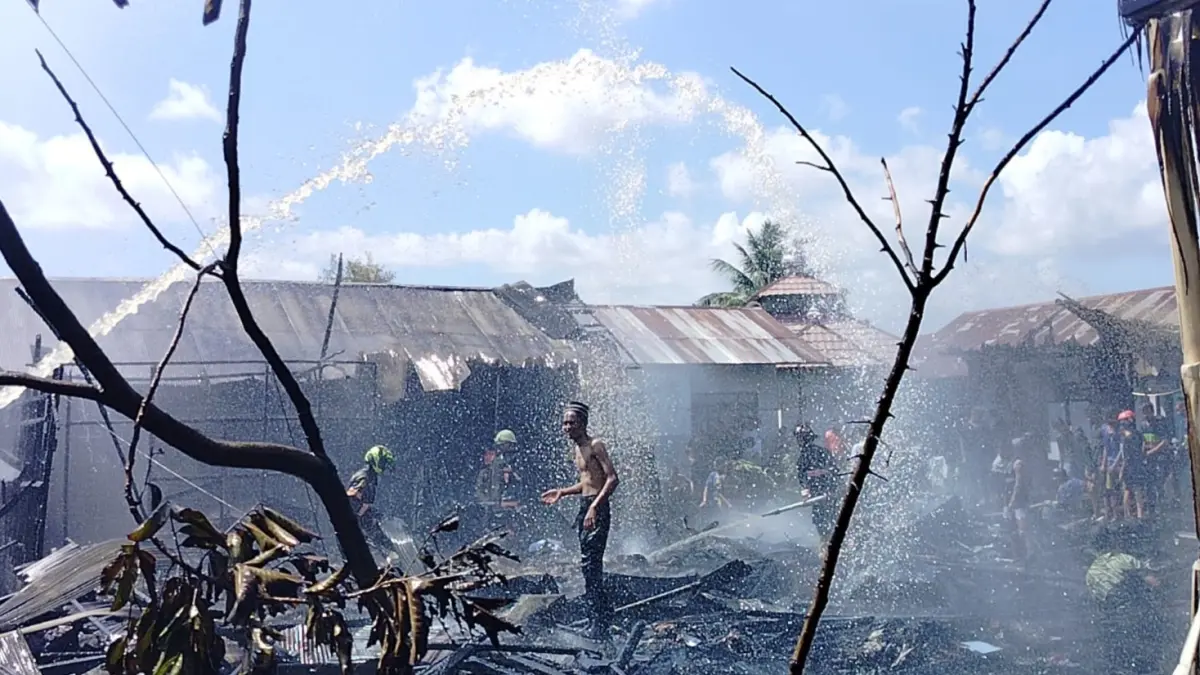 LUDES: Relawan pemadam berjibaku memadamkan kebakaran yang menghanguskan enam rumah di Gang Karya Mulia, Alalak Tengah, Banjarmasin Utara, Senin (6/7). (Foto: Maulana/Radar Banjarmasin)

