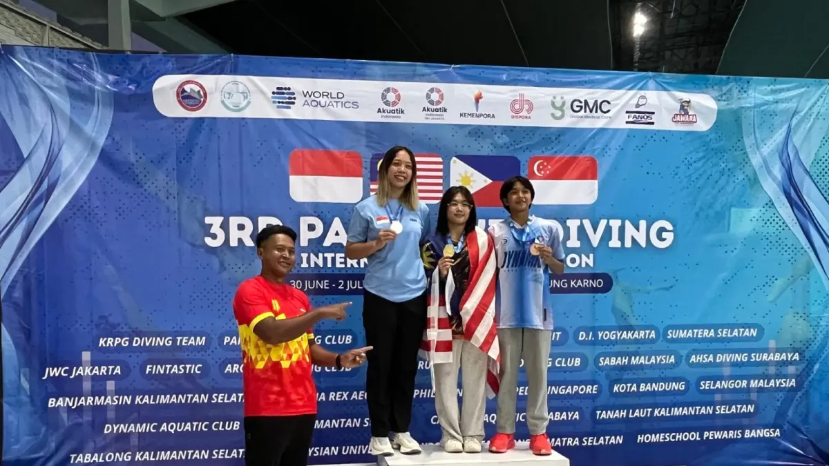 MEDALI: Para atlet loncat indah Kalimantan Selatan berpose dengan 14 medali yang diraih dalam 3rd Pari Sakti International Diving Competition 2026 di GBK Aquatic Stadium, Senayan, Jakarta, 30 Juni-2 Juli 2026.(Dok AI Kalsel)