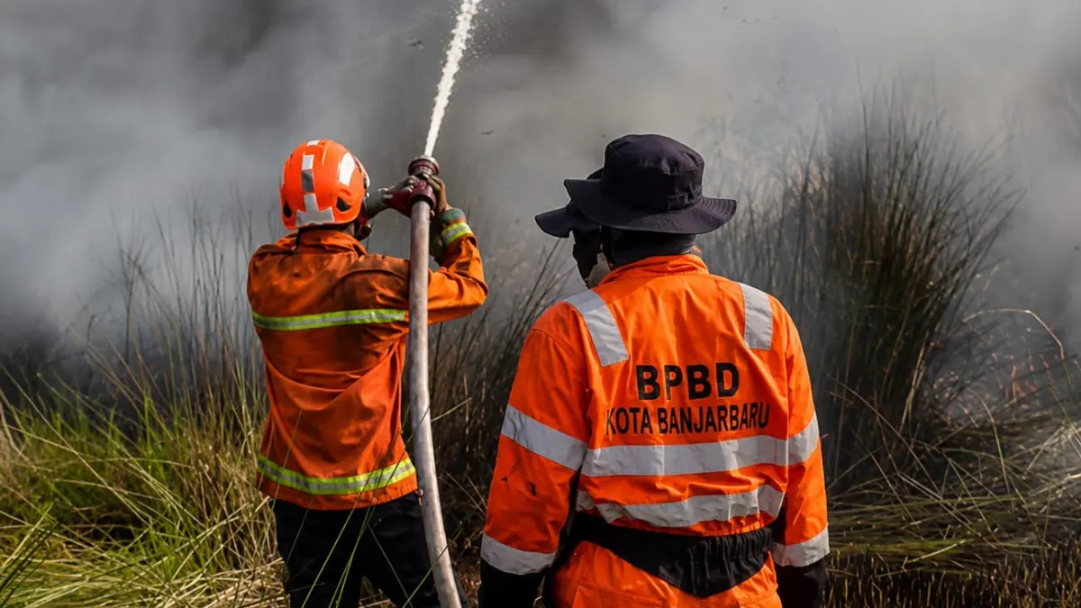 MEMADAMKAN: Petugas BPBD Kota Banjarbaru memadamkan api karhutla di kawasan rawa Kecamatan Landasan Ulin Selatan, Senin (6/7) sore. (FADLAN ZAKIRI/RADAR BANJARMASIN)