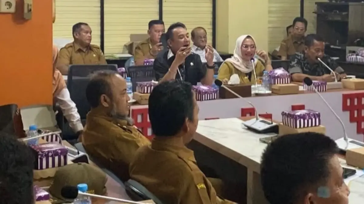 MEMANAS: Suasana Rapat Dengar Pendapat (RDP) di DPRD Kotabaru membahas polemik kapal cantrang di perairan Pulau Sembilan. Nelayan mendesak aparat menindak kapal yang diduga menggunakan pukat harimau. (Foto: Jumain/Radar Banjarmasin)