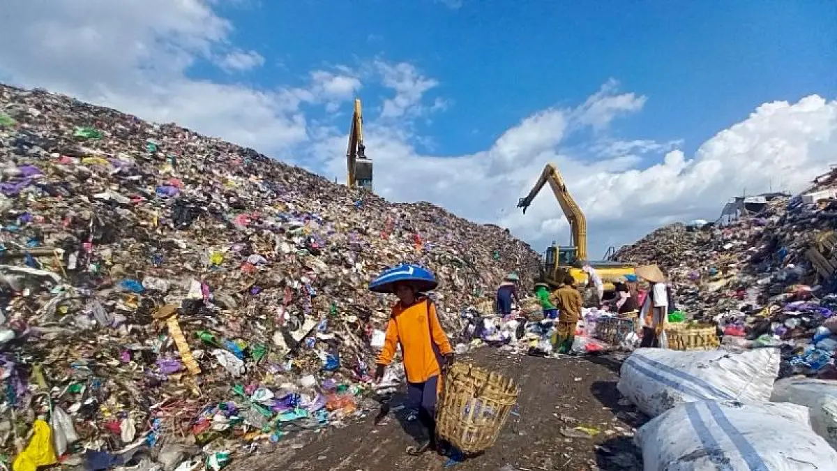MEMBANGUN: Pemko menggelontorkan anggaran Rp4 miliar untuk membangun saluran khusus pemisah air lindi dan air hujan sebagai syarat agar operasional TPA dapat kembali dibuka. (Foto: Endang Syarifuddin/Radar Banjarmasin)