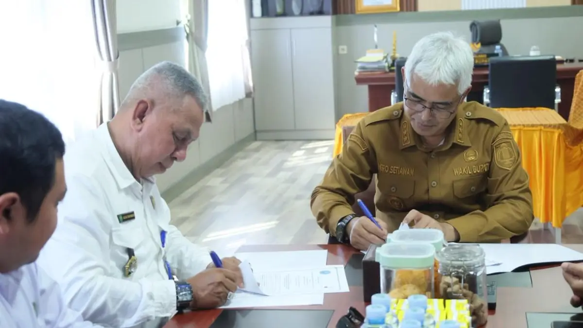 MOMEN: Wakil Bupati Kabupaten HSU, Hero Setiawan bersama Kepala BNNK HSU, Agus Rahmadi menandatangani nota kesepahaman penguatan peran keluarga dalam pencegahan dan rehabilitasi penyalahgunaan narkotika di Amuntai, Senin (6/7/2026).(Foto: Pemkab HSU)