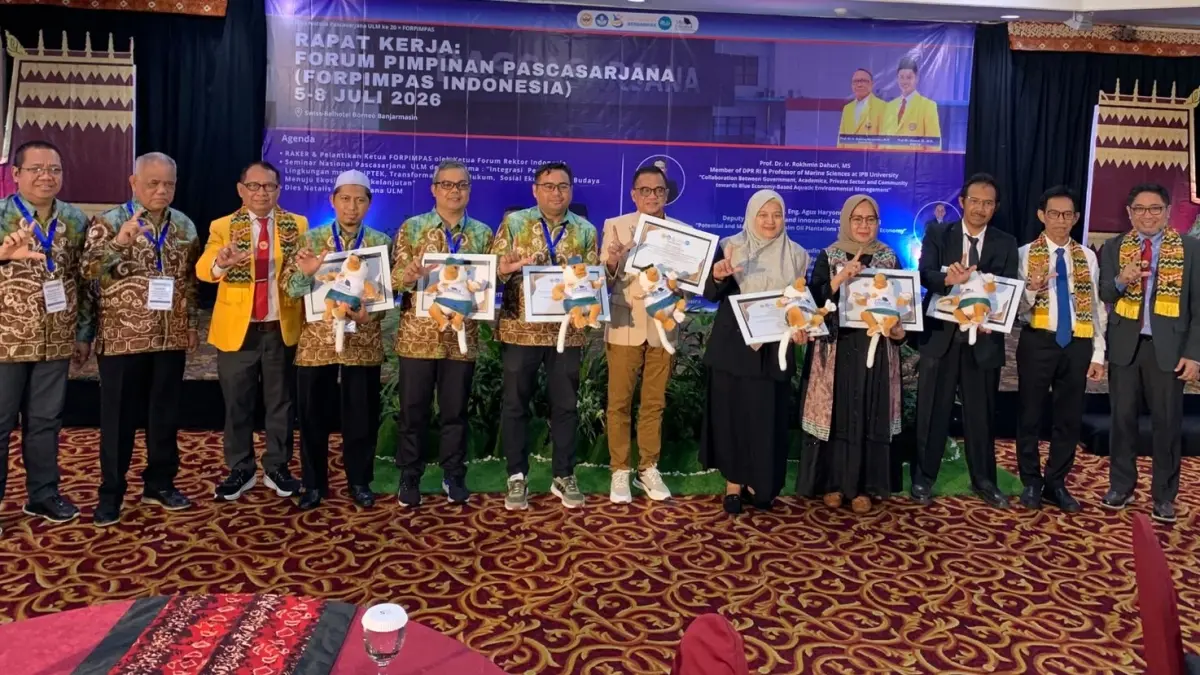 PENGHARGAAN: Wakil Rektor Bidang Perencanaan, Keuangan, dan Umum ULM, Arief Rahmad Maulana Akbar didampingi Direktur Pascasarjana ULM jajaran, menyerahkan penghargaan kepada program studi Pascasarjana ULM yang menginspirasi dan berprestasi dalam rangka Dies Natalis ke-20 Pascasarjana ULM pada pembukaan Rakernas FORPIMPAS Indonesia di Ballroom Swiss-Belhotel Borneo Banjarmasin, Senin (6/7/2026).
