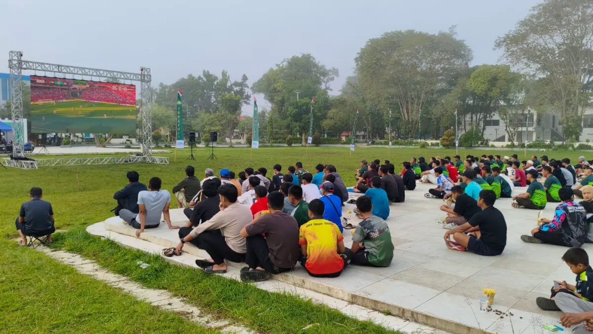 NOBAR: Warga Hulu Sungai Tengah Nobar Piala Dunia di Lapangan Dwi Warna Barabai (Foto: Jamaluddin/Radar Banjarmasin)