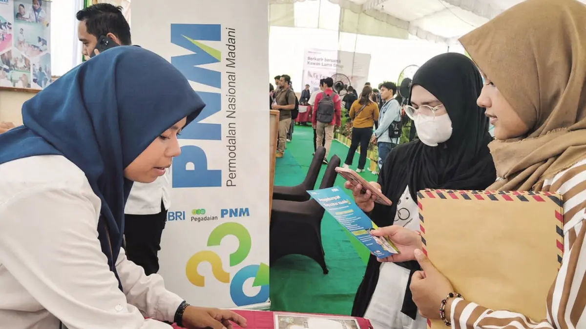 PELUANG KERJA: Para pencari kerja sedang mencari informasi lowongan pameran bursa kerja (job fair) di Lapangan Murjani, Kota Banjarbaru, beberapa waktu lalu.
(Foto: FADLAN ZAKIRI/RADAR BANJARMASIN)
