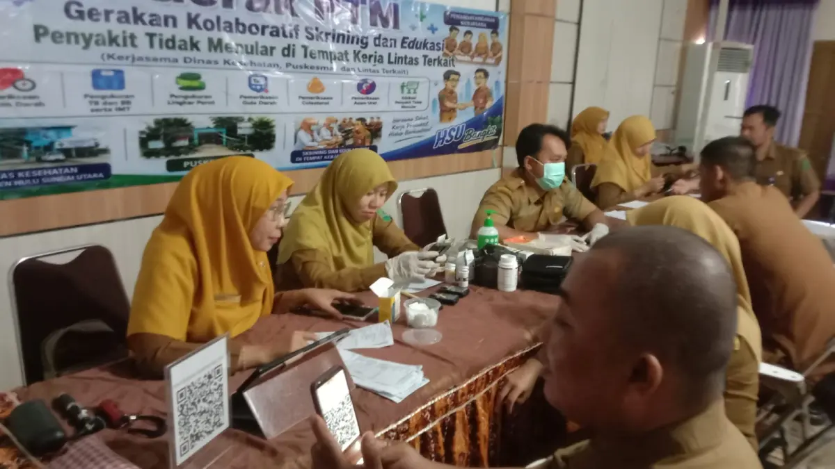 PREVENTIF: Petugas Dinas Kesehatan Kabupaten HSU, bersama Puskesmas Sungai Karias melakukan pemeriksaan kesehatan kepada ASN di Baperida dalam kegiatan gerakan kolaboratif skrining PTM di Baperida HSU. (Foto: M.Akbar)&nbsp;