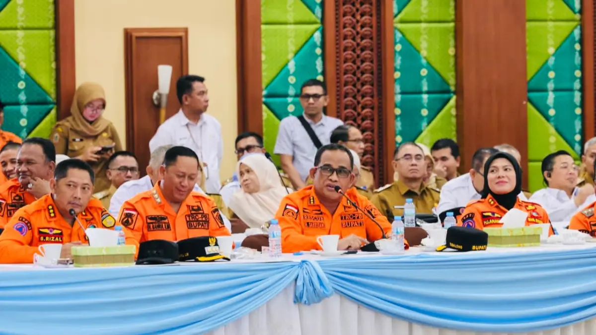 SAMPAIKAN PANDANGAN: Bupati Kabupaten Hulu Sungai Utara (HSU), H Sahrujani (tengah) menghadiri Apel Kesiapsiagaan Bencana Menghadapi Kebakaran Hutan dan Lahan (Karhutla) yang dipimpin Gubernur Kalsel, H Muhidin di Banjarbaru, Senin (6/7/2026).(Pemkab HSU)