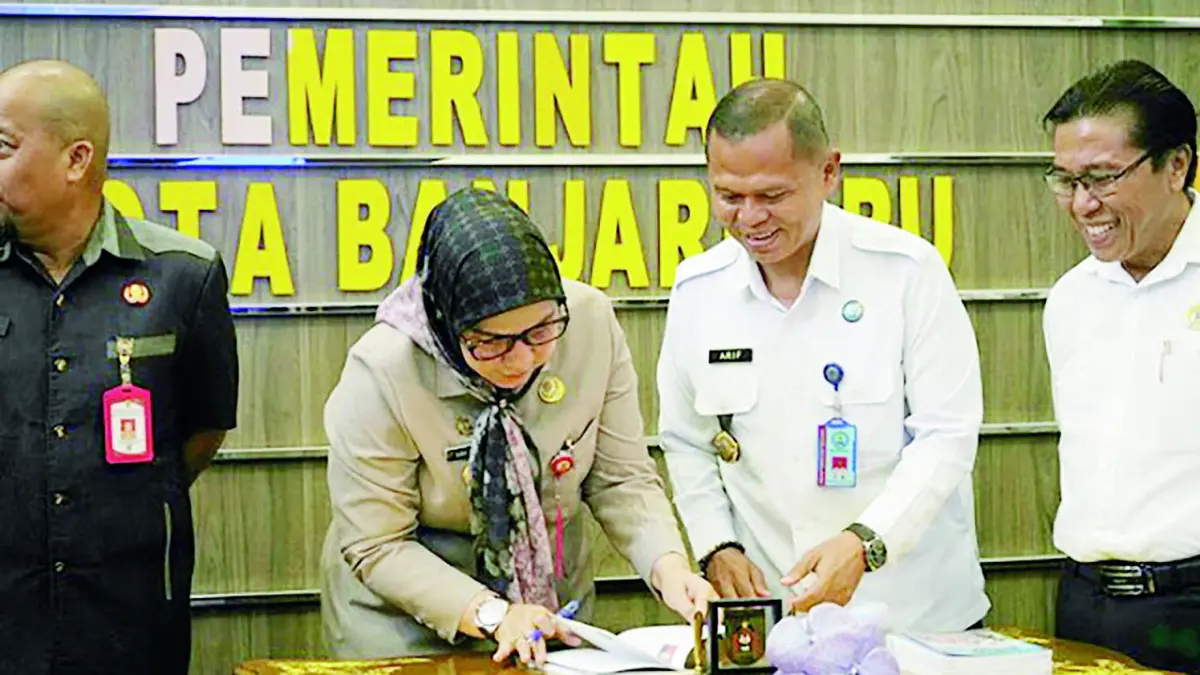 TANDA TANGAN: Kepala BNN Kota Banjarbaru AKBP Dr. Arif Wahyu Bibitharta bersama Wali Kota Banjarbaru Erna Lisa Halaby saat menandatangani pedoman P4GN.&nbsp;
(MC BANJARBARU)&nbsp;