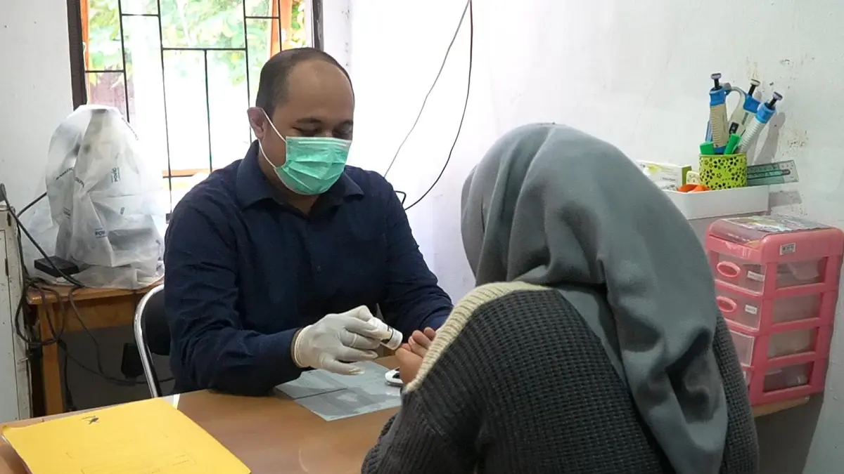 TANTANGAN: Petugas kesehatan yang ada di Puskesmas Piani Kecamatan Piani Kabupaten Tapin memiliki tantangan tersendiri dalam melayani masyarakat, karena kondisi geografis. (Foto: Eva untuk Radar Banjarmasin)&nbsp;