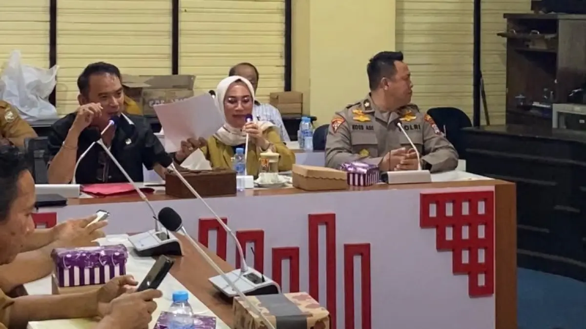 Abu Suwandi Ketua Komisi ll DPRD Kotabaru meradang saat berbicara di RDP, Senin (6/7). (Jumain/Radar Banjarmasin)