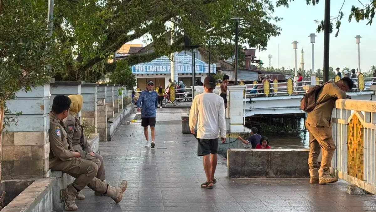 BAU HANCING: Kawasan Siring Nol Kilometer, tepatnya dekat Pasar Lama, sempat menuai keluhan aroma pesing. Kondisinya sudah dilakukan pembersihan dan dijaga petugas. (Foto: Zulvan Rahmatan/Radar Banjarmasin)
