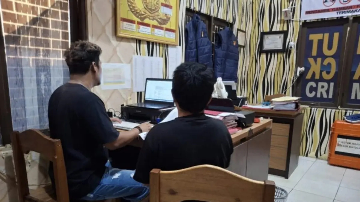 DIAMANKAN: Terduga pelaku pencurian sepeda motor berinisial KM (52) menjalani pemeriksaan di Unit Reskrim Polsek Batulicin setelah ditangkap polisi. (Foto: Polsek Batulicin)
