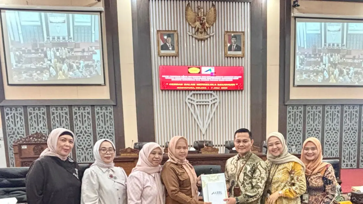 DOKUMENTASI: Wakil Ketua Gatriwara Kabupaten Banjar, Fatmawati menerima cinderamata dari M Thoriq, perwakilan Bank Kalsel dalam acara literasi keuangan di Aula DPRD Kabupaten Banjar, Selasa (7/7/2026).(Foto: Gatriwara Kabupaten Banjar)&nbsp; &nbsp;