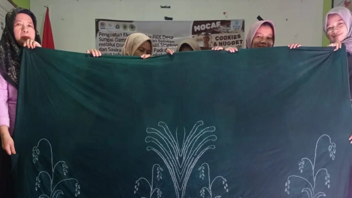 HASIL KARYA: Ibu-ibu Anggota PKK Desa Sungai Gampa menunjukkan kain Sasirangan buatan mereka, dengan pembekalan dari Tim PKM UNISKA MAB