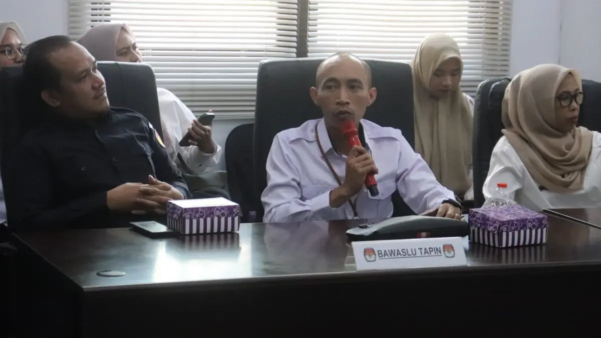 INGATKAN: Ketua Bawaslu Tapin Abid Fikasi Gulo serta anggota Ahmad Fadzrul Rahman saat mengikuti Pemutakhiran Data Pemilih Berkelanjutan (PDPB) Triwulan II Tahun 2026.