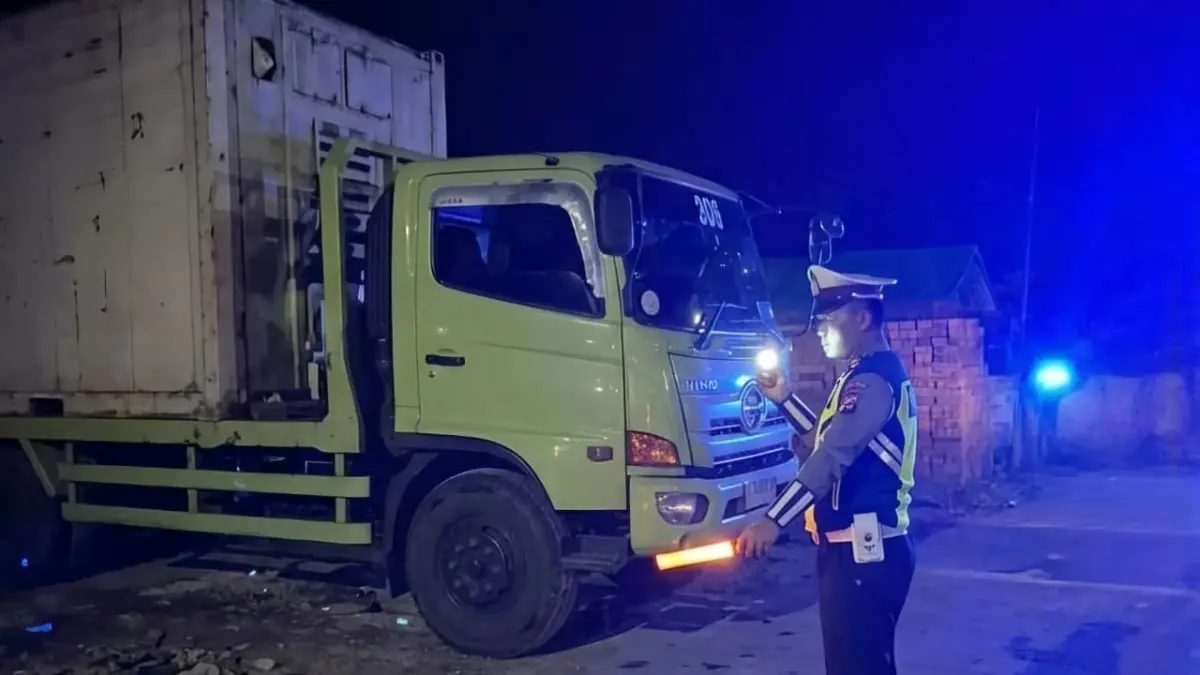 KECELAKAAN: Anggota Polres HST ke TKP peristiwa kecelakaan tronton pengangkut kontainer yang tersangkut dahan di Desa Maringgit, Kecamatan Batang Alai Utara, Kabupaten Hulu Sungai Tengah, Senin (6/7/2026) malam.