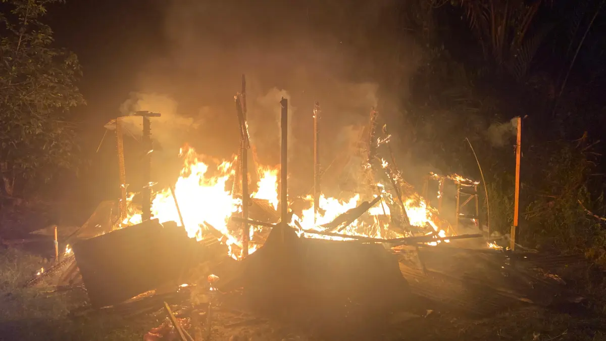 LUDES: Kobaran api menghanguskan rumah kayu milik warga di Perumnas Rantauan, Desa Bakarung, Kecamatan Angkinang, Hulu Sungai Selatan, Senin (6/7) malam. (Foto: Damkar HSS)
