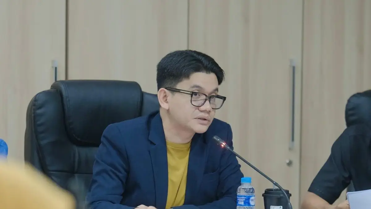 MENGOMENTARI: Anggota DPRD Kabupaten Banjar dari Fraksi Gerindra, M. Ali Syahbana saat mengomentari kasus anak 14 tahun yang terpapar paham radikal via grup WhatsApp.(FADLAN ZAKIRI/RADAR BANJARMASIN)