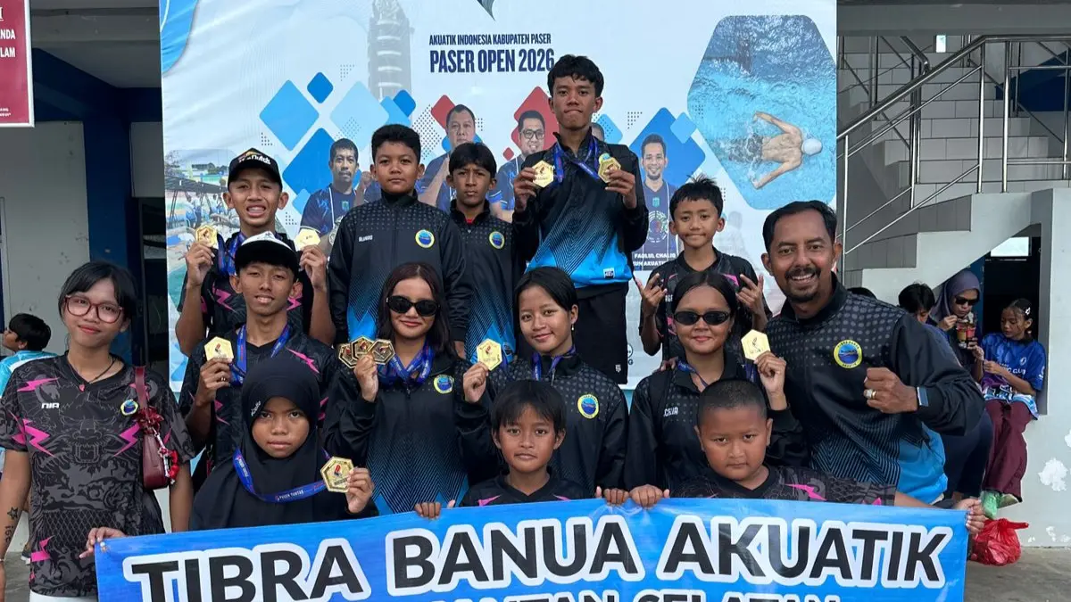 MERAYAKAN: Atlet TIBRA Banua Akuatik saat merayakan keberhasilan mereka meraih 22 medali di ajang Paser Open 2026, Kalimantan Timur. (Kalveryanus untuk Radar Banjarmasin)