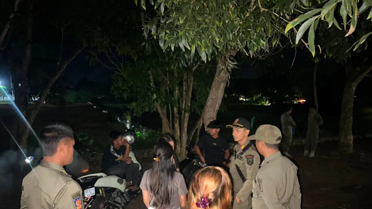 PATROLI: Satpol PP HSS saat melakukan patroli memantau aktivitas remaja pada malam hari. (Foto: Satpol-PP HSS)&nbsp;