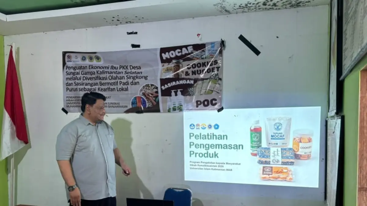 PRESENTASI: Tim PKM UNISKA MAB memberikan materi mengenai pengemasan produk.