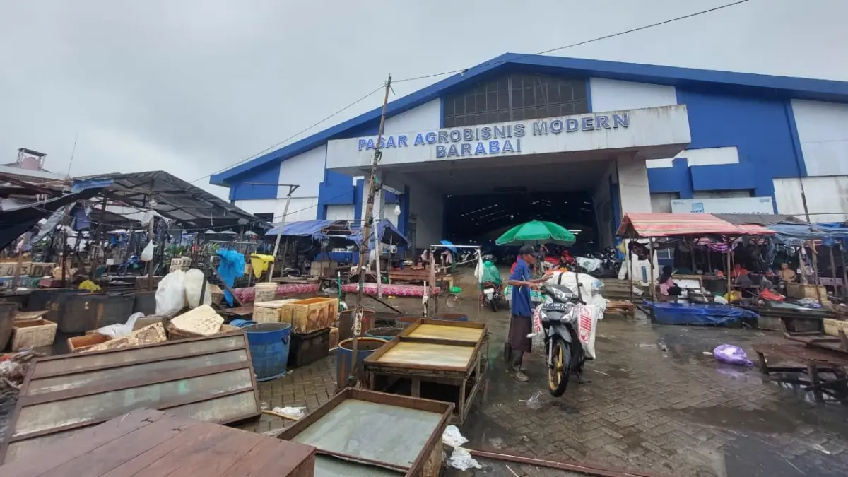 SANKSI: Bulog HST menjatuhkan sanksi kepada pedagang mitra yang terbukti menjual MinyaKita di atas HET saat pengawasan bersama instansi terkait. (Foto: Jamaluddin/Radar Banjarmasin)

