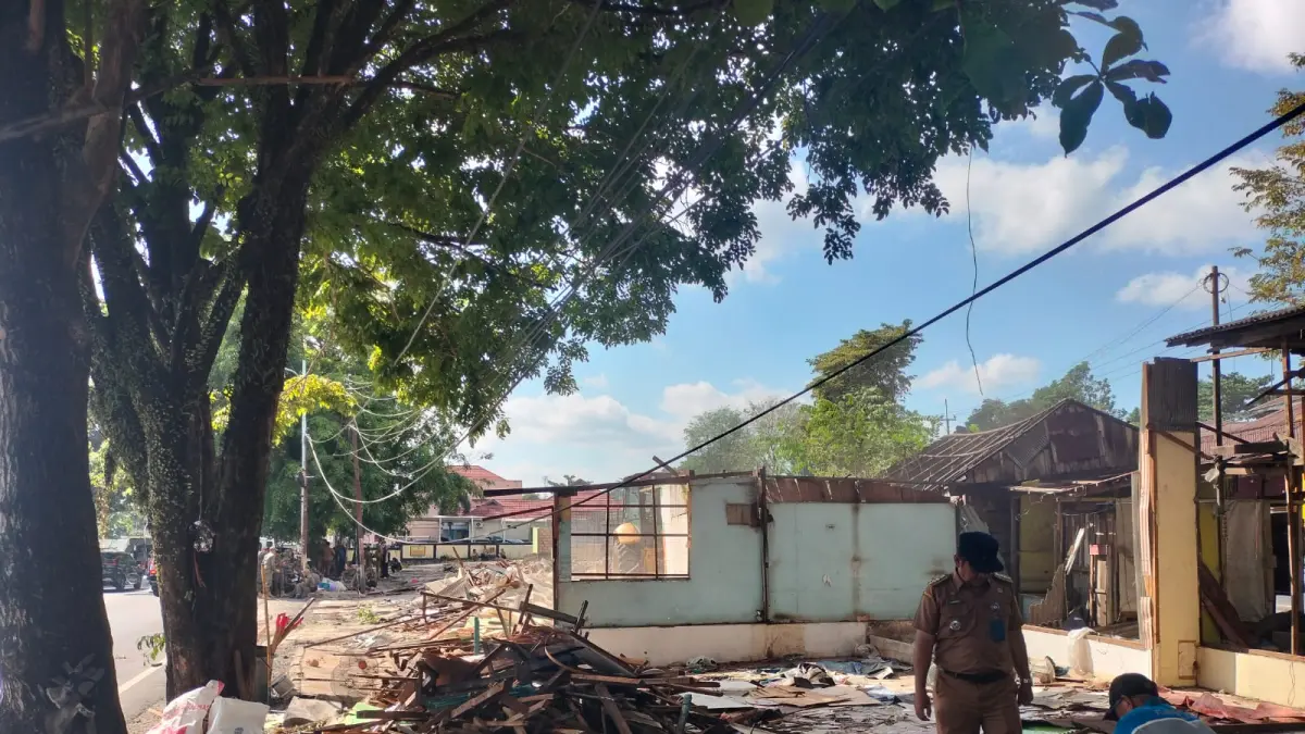 Sebanuak 21 Bangunan Liar di kawasan simpang empat banjarbaru ditertibkan (Anindya untuk Radar Banjarmasin)